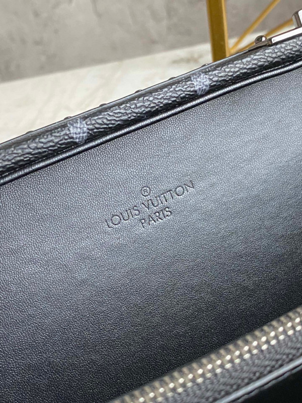 l0*is V*t0n clutch box