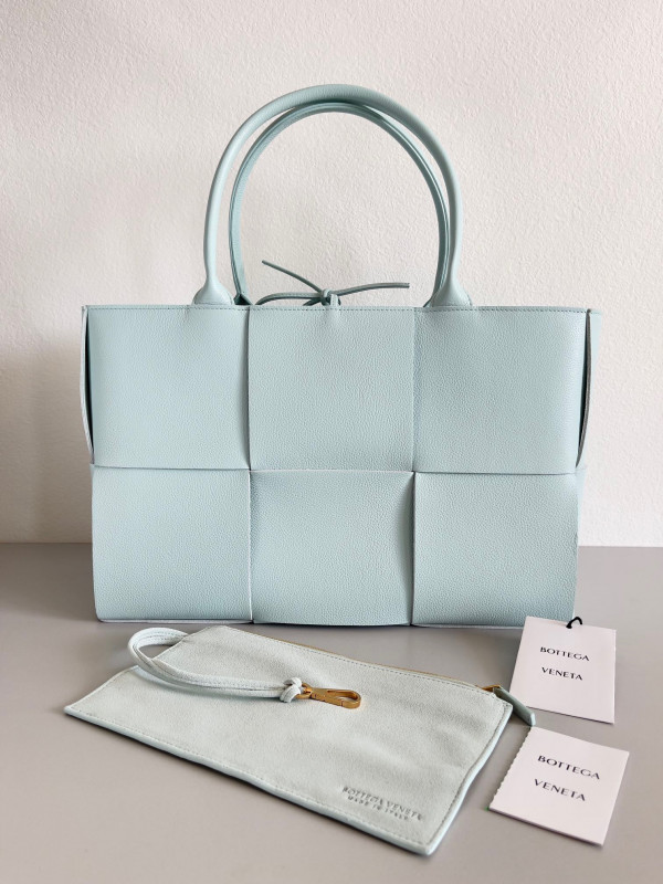 bo*te*ga Ve*ne*ta arco medium tote