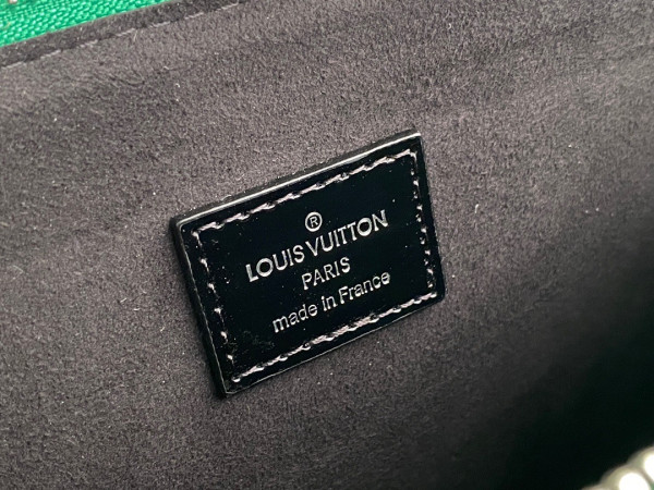 l0*is V*t0n coussin mm