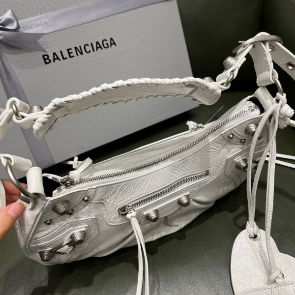 Ba*len*cia*ga women