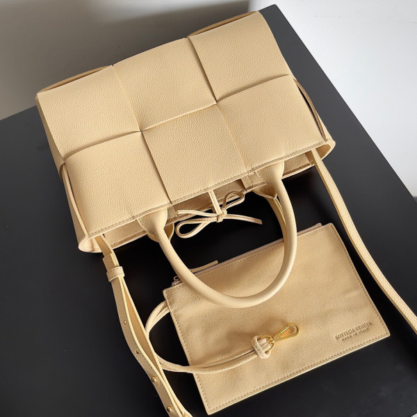 bo*te*ga Ve*ne*ta arco mini tote