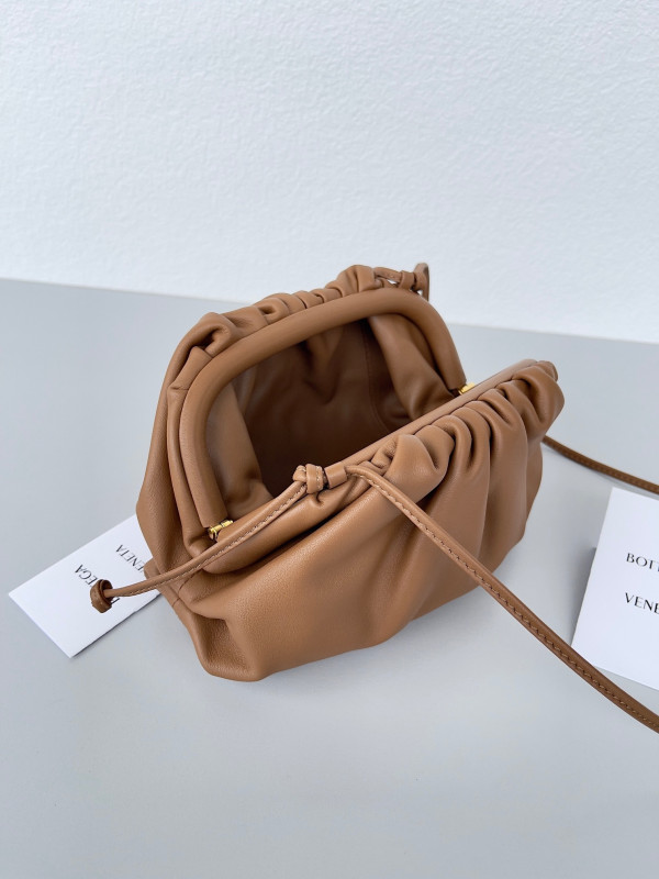 bo*te*ga Ve*ne*ta mini pouch