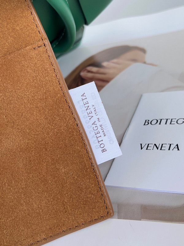 bo*te*ga Ve*ne*ta arco