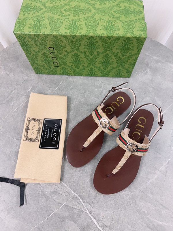 G*u*i slide sandals