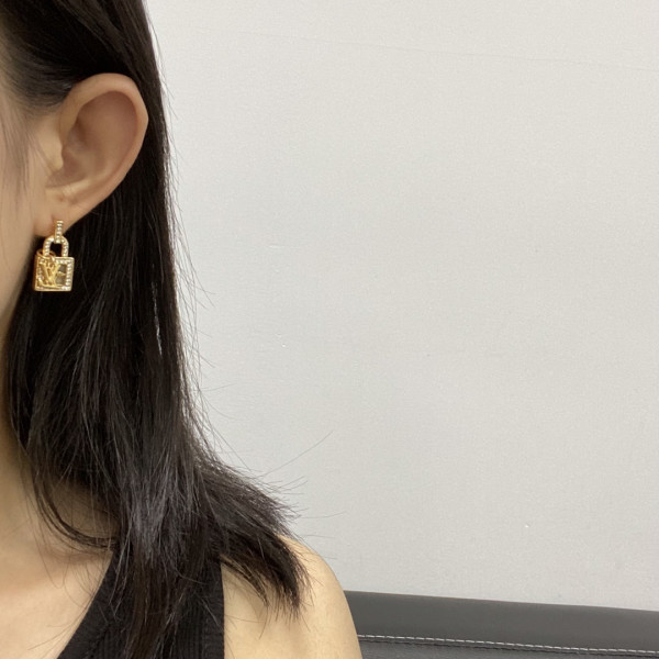 l0*is V*t0n earrings