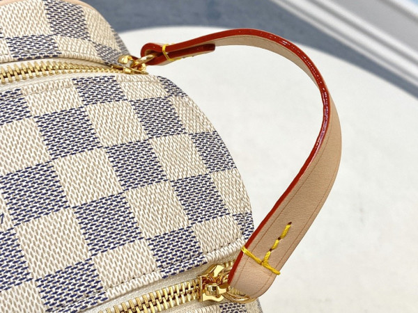 l0*is V*t0n toiletry bag
