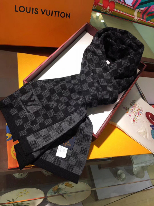 l0*is V*t0n scarf