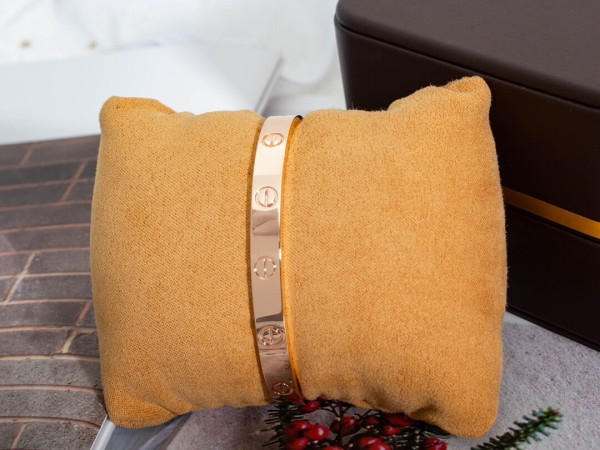Ca*t*er bracelet