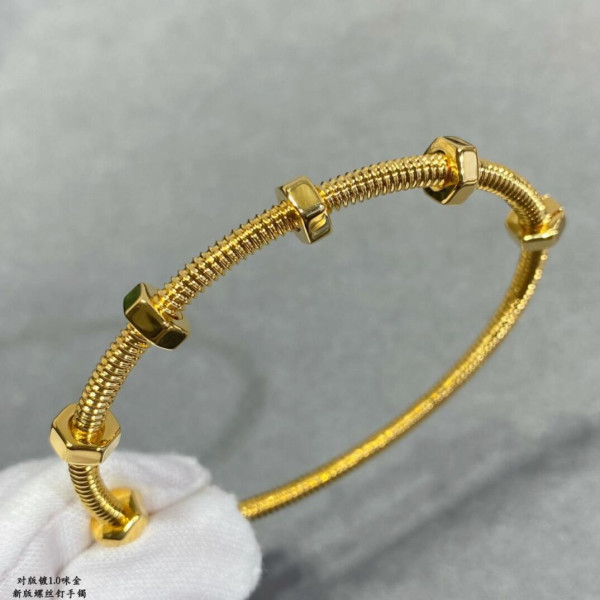 Ca*t*er bracelet