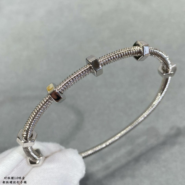 Ca*t*er bracelet