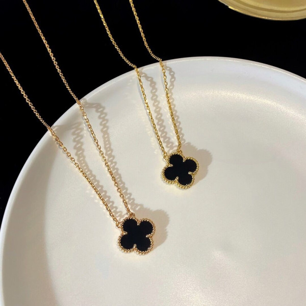 V*N CL*F & arpels perlée necklace