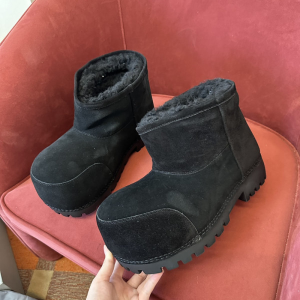 Ba*len*cia*ga alaska fur bootie