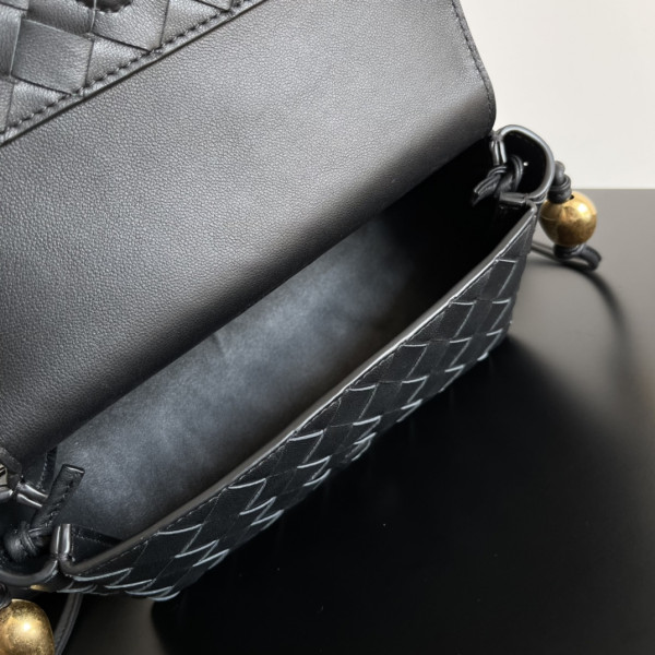 bo*te*ga Ve*ne*ta pouch on strap