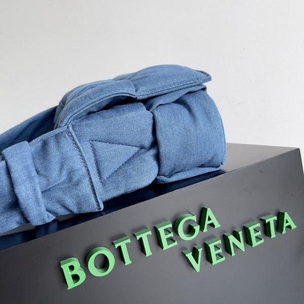 bo*te*ga Ve*ne*ta padded tech cassette