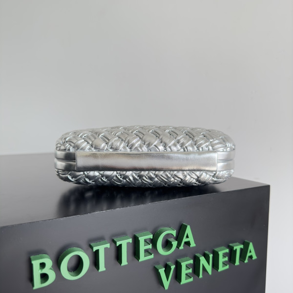 bo*te*ga Ve*ne*ta knot minaudiere