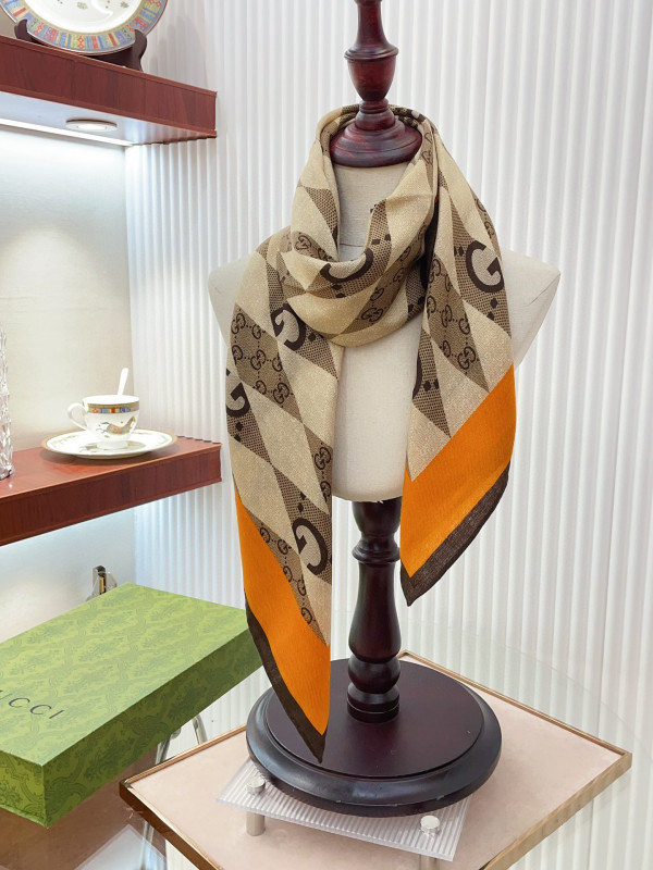 G*u*i scarf