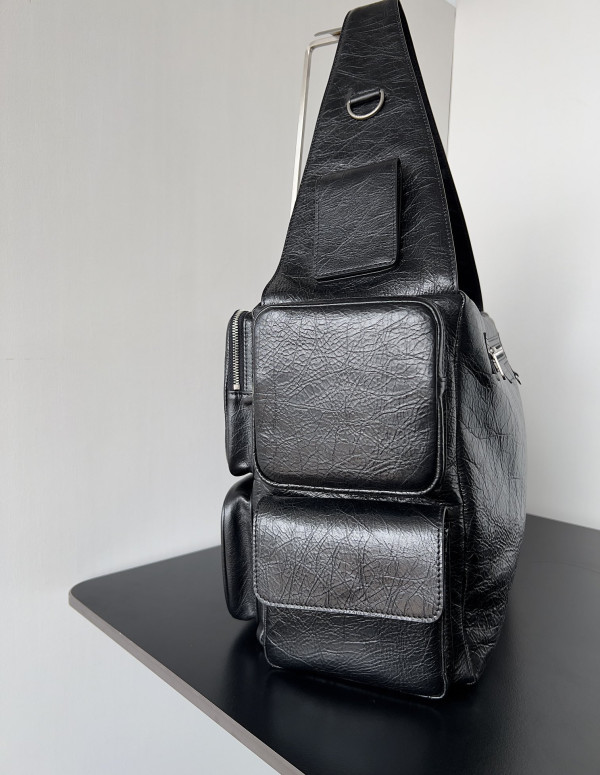 ba*len*cia*ga S*perbusy large sling bag