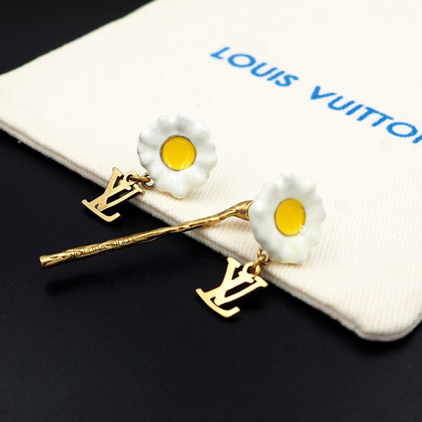 l0*is V*t0n earrings