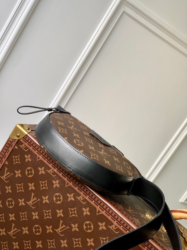 l0*is V*t0n moon crossbody