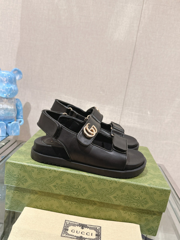 G*u*i slide sandals