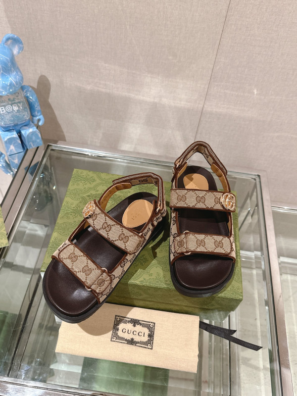 G*u*i slide sandals