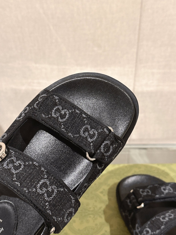 G*u*i slide sandals