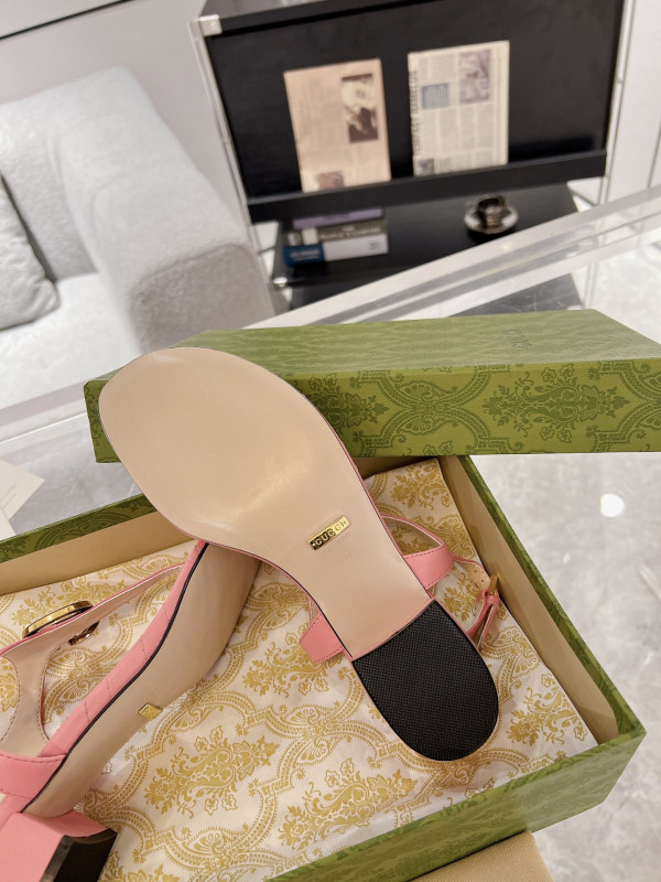 G*u*i slide sandals