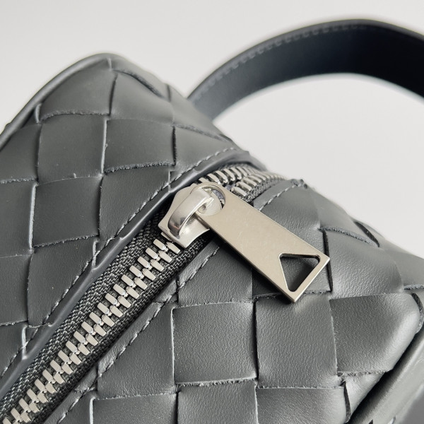 bo*te*ga Ve*ne*ta intrecciato leather wallet-on-strap