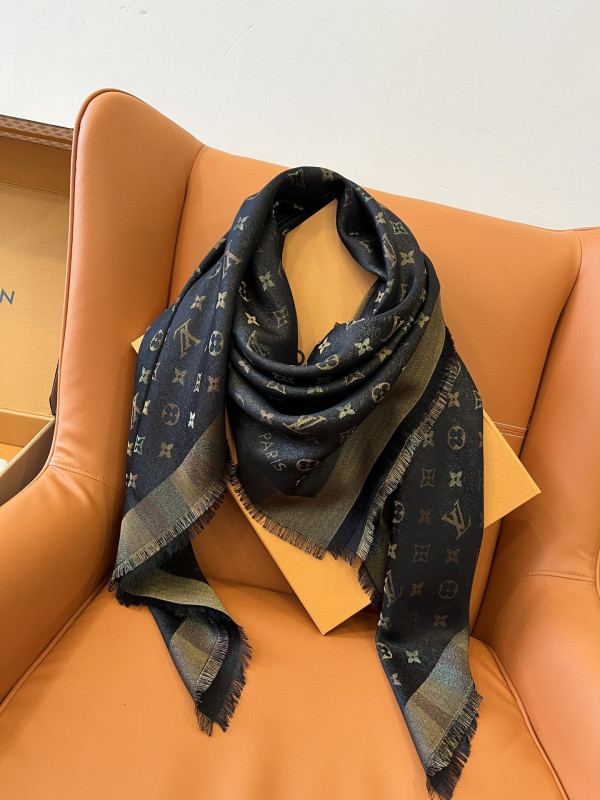 l0*is V*t0n scarf