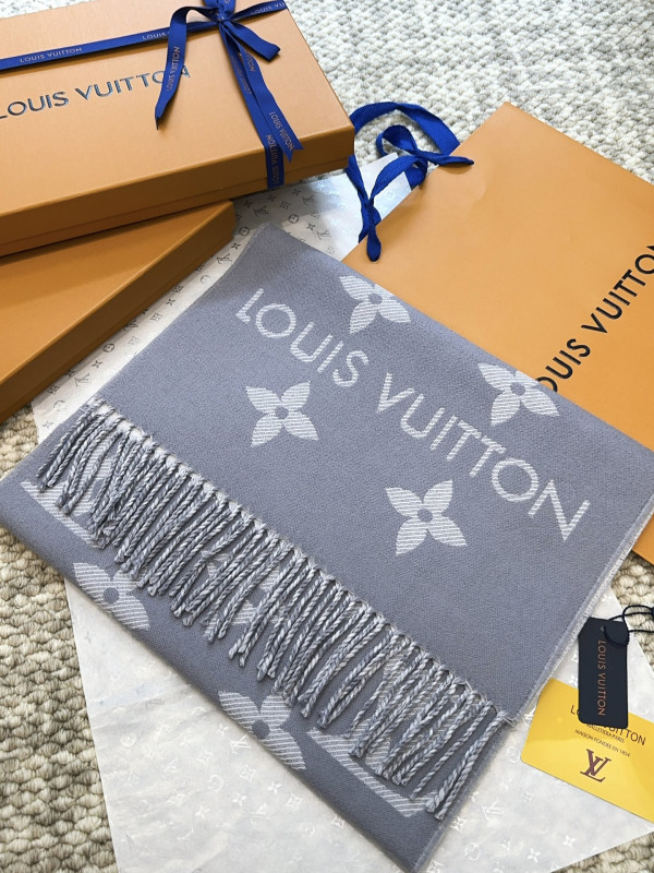 l0*is V*t0n scarf