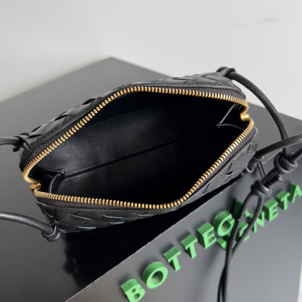 bo*te*ga Ve*ne*ta intrecciato concert pouch