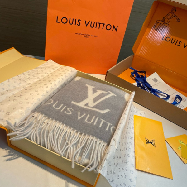 l0*is V*t0n scarf