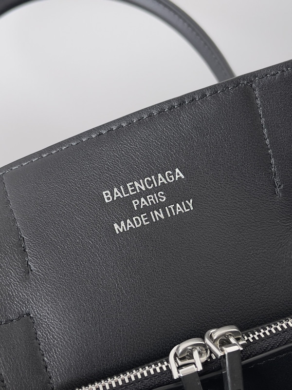 Ba*len*cia*ga bel air small carry all bag