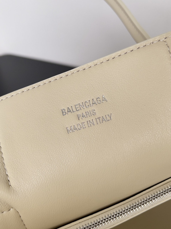 Ba*len*cia*ga bel air medium carry all bag
