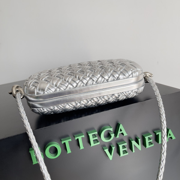 bo*te*ga Ve*ne*ta knot minaudiere on strap