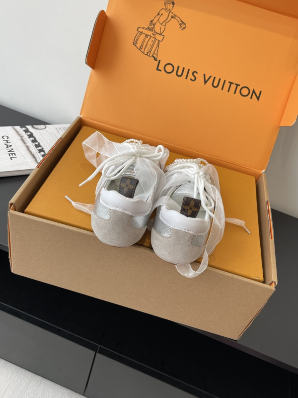 l0*is V*t0n sneakerina