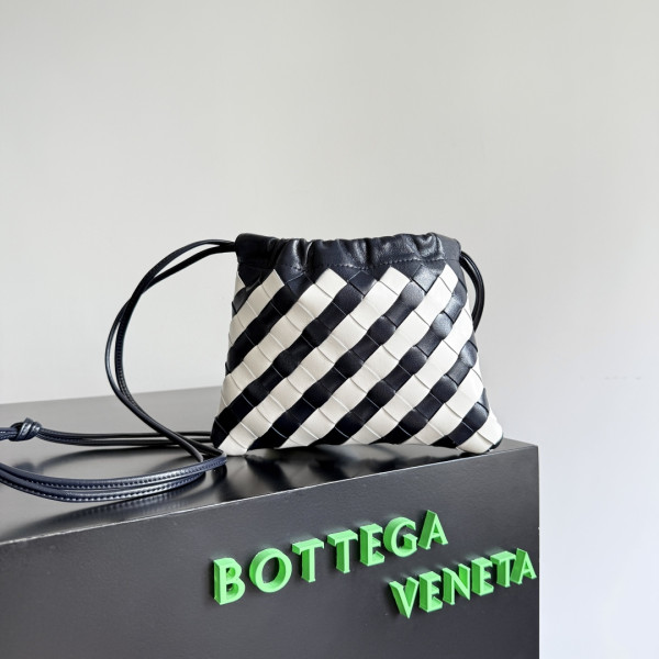 bo*te*ga Ve*ne*ta small dustbag