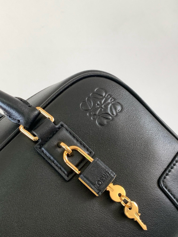 L0ew* amazona 23 bag in soft grained calfskin - 23*10*15cm